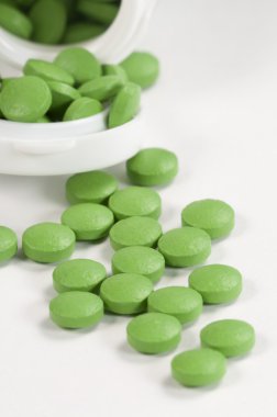 kutusunun yakınında bulunan yeşil tabletleri