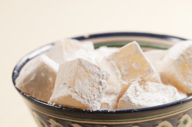 bir kasede lukum (Türk lokumu)