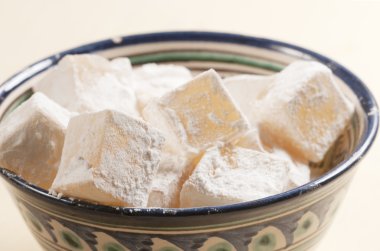 bir kasede lukum (Türk lokumu)