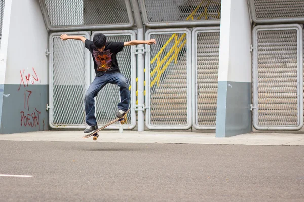 bir adam kaykay oynuyordum