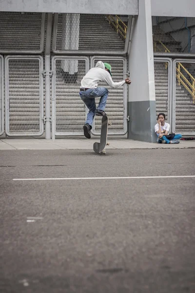 Un homme jouait au skateboard. — Photo
