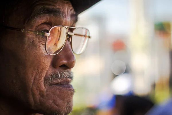 Starý muž s brýlemi Stock Snímky