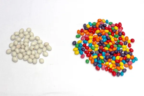 Fehér és színes candy szétszórt — Stock Fotó