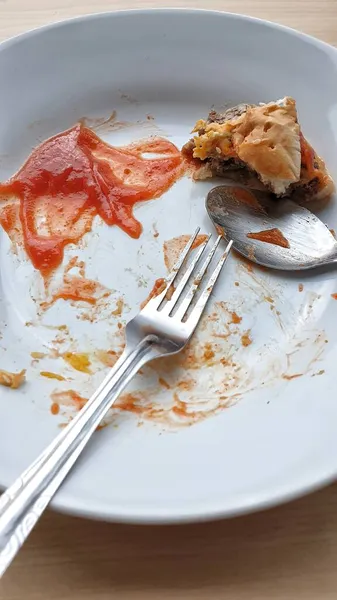 Chili souce yedikten sonra boş beyaz tabak