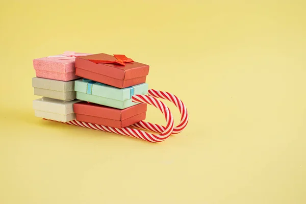 Hediyeler ve şekerler ile yaratıcı Noel kompozisyonu. Minimal Mutlu Yıllar konsepti. Kış bayramı hediyesi fikirleri.