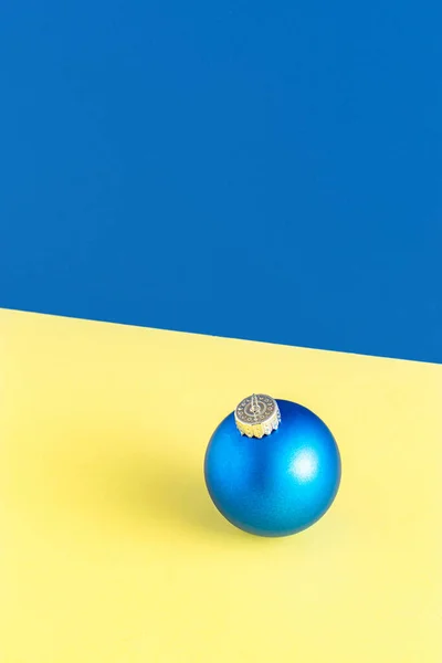 Composición Moda Con Adornos Azules Navidad Sobre Fondo Amarillo Fondo — Foto de Stock