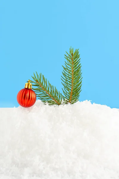 Albero Natale Fatto Rami Abete Palline Decorative Rosse Sulla Neve — Foto Stock