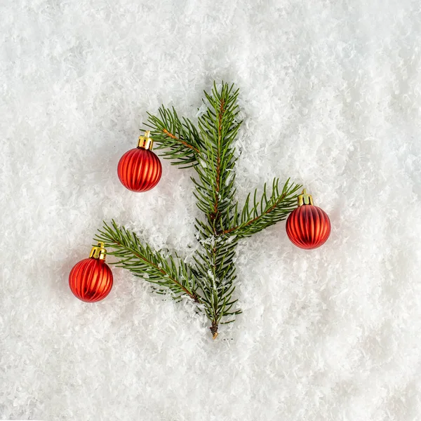 Albero Natale Fatto Rami Abete Palline Decorative Rosse Sulla Neve — Foto Stock