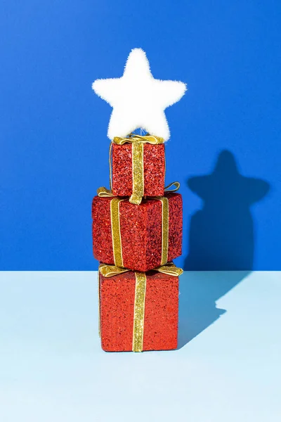 Árvore Natal Feita Com Caixas Presente Vermelho Estrela Fundo Azul — Fotografia de Stock