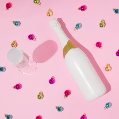 Şampanya kadehi, şişe ve renkli Noel mücevherleriyle yapılmış yaratıcı bir model. En az pembe yeni yıl partisi geçmişi.