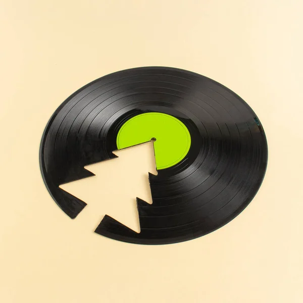 Kırık yeşil etiketli vinil plaktan ve bej arka planda fotokopi alanı olan Noel ağacından oluşan moda bir Noel konsepti. Yaratıcı retro müzik arkaplanı.