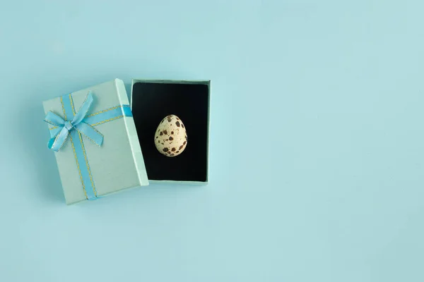 Pequeno Ovo Páscoa Uma Caixa Presente Azul Contra Fundo Azul — Fotografia de Stock