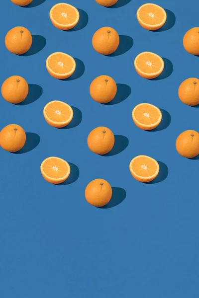 Motivo Alla Moda Con Arancio Fresco Sfondo Blu Carta Parati — Foto Stock