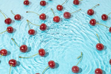 Suda taze kiraz meyveleri. Kopyalama alanı olan yaratıcı yaz yemekleri arka planı.