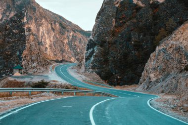 Dağıstan, Rusya 'daki dağların arasında asfalt serpentin yolu