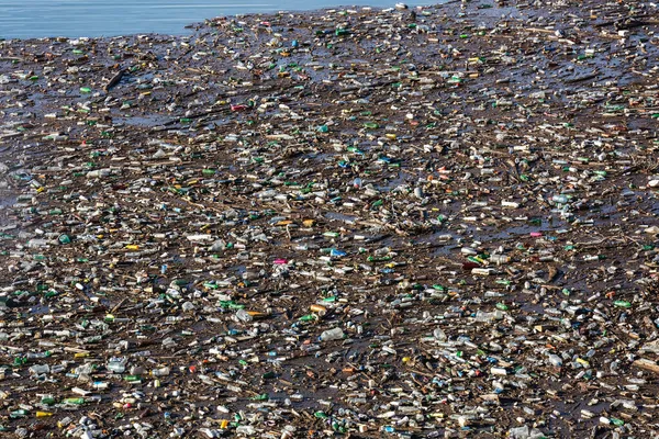 Plastikflaschen im Wasser — Stockfoto