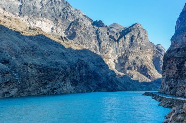 Avar koysu ve Andi koysu 'nun Sulak nehrine kavuşması. Sulak Nehri 'nin mavi suları kayaların arasında. Dağıstan, Rusya 'daki dağlarda asfalt yol