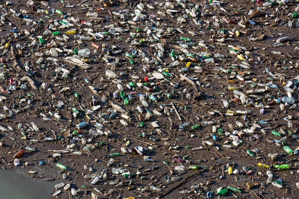 Bottiglie di plastica in acqua — Foto Stock