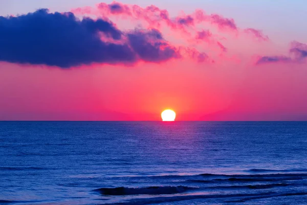 Stunning sunrise at Caspian Sea in Derbent, Dagestan. — Zdjęcie stockowe