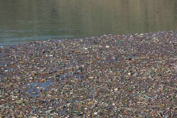 Plastikflaschen im Wasser — Stockfoto