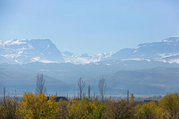 Вид с Дагестана на Большой Кавказский хребет — стоковое фото