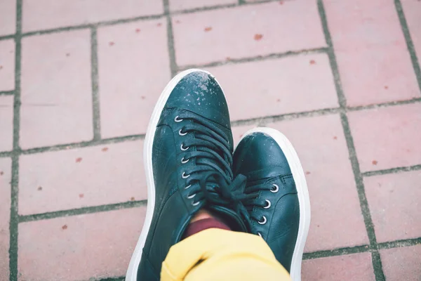 Zapatillas de deporte de cuero negro con suelas blancas —  Fotos de Stock