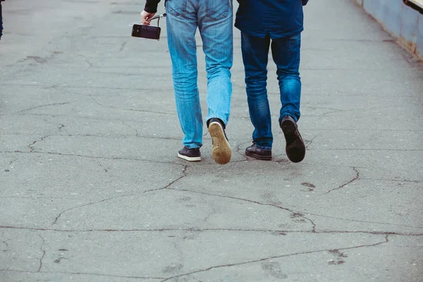 Dos Amigos Paseo Las Piernas Dos Hombres Están Caminando Por —  Fotos de Stock