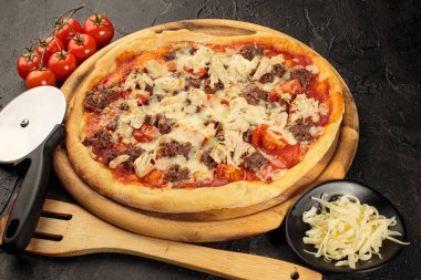 Köfteli et, tavuk filetosu, peynir, sebzeler tahtada siyah arka planda..