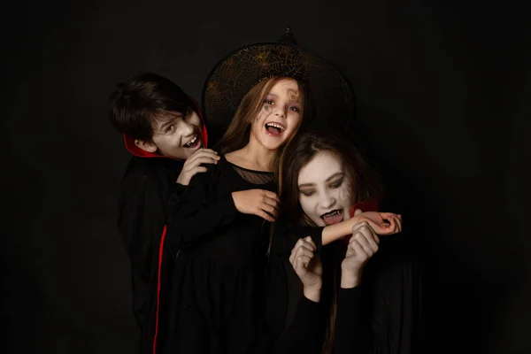 ヴァンパイアハロウィンコンセプト 吸血鬼ハロウィンの衣装でハンサムな子供の肖像画 スタジオの肖像画 — ストック写真