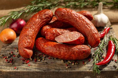 Polonya usulü sosis, sebzeli domuz sosisi. ön görünüm.