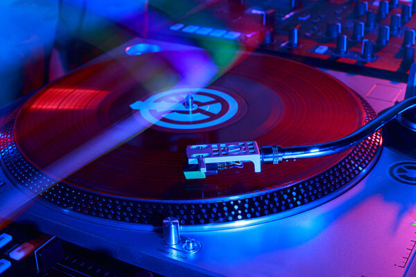 Вид крупным планом на стол для смешивания диджеев
