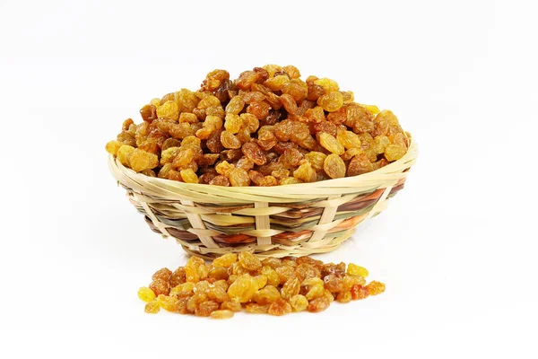 Kuru üzümler beyaz kasede.