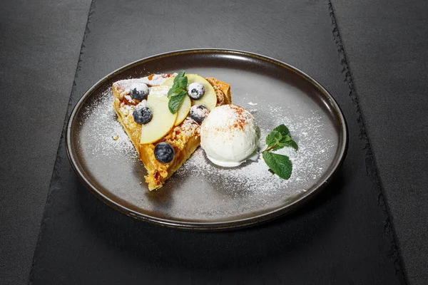 Tarta de manzana con helado de vainilla casero, postre saludable — Foto de Stock