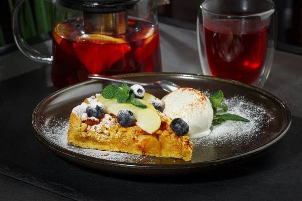 Äppelpaj med hemlagad vaniljglass, hälsosam dessert — Stockfoto