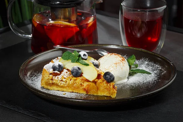 Tarta de manzana con helado de vainilla casero, postre saludable — Foto de Stock