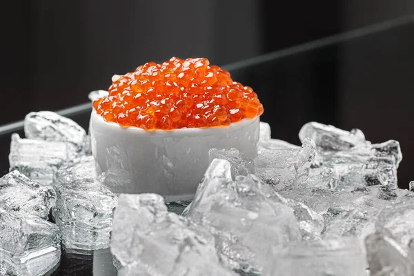 Caviar Rojo Tazón Cerámica Blanca Con Hielo Fondo Oscuro —  Fotos de Stock