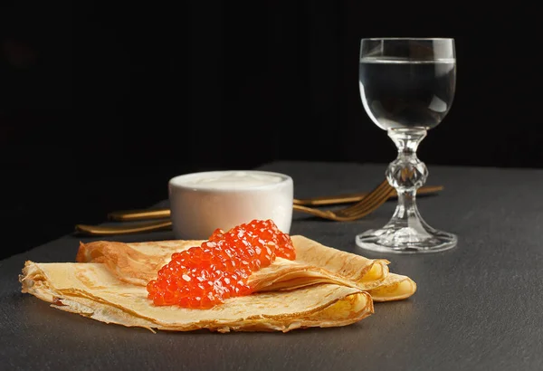 Gyllene ryska pannkakor med röd kaviar. Traditionell Maslenitsa-mat. Jul och nyårsfirande. — Stockfoto