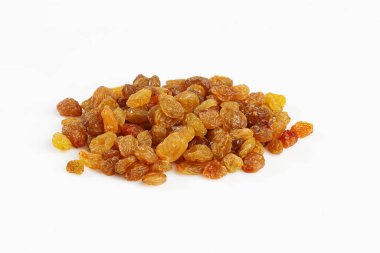 Küçük kehribar üzümleri beyaz üzerine izole edilmiş.