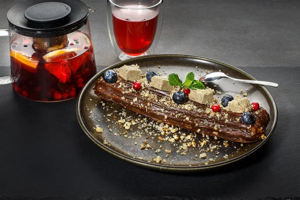 Pasteles franceses tradicionales con chocolate. Cocina de chef — Foto de Stock