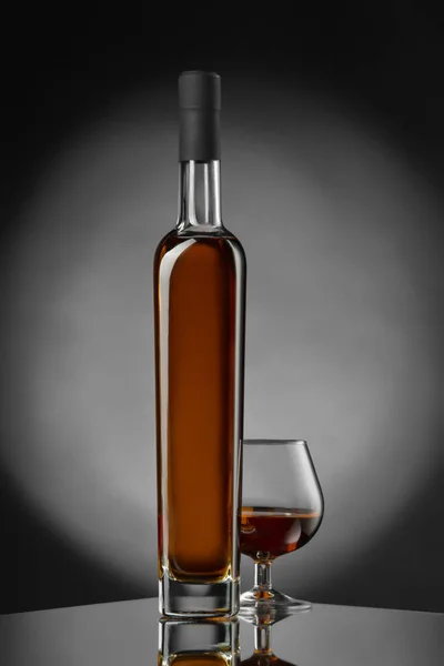 Whiskey, cognac, brandy, bourbon, rum, scotch. Strong alcohol drink close-up.. — Stock Photo, Image