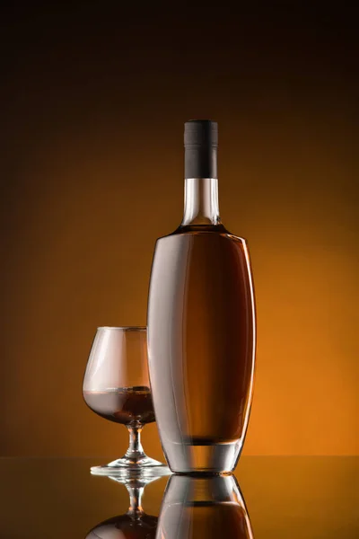 Whiskey, cognac, brandy, bourbon, rum, scotch. Strong alcohol drink close-up.. — Foto Stock
