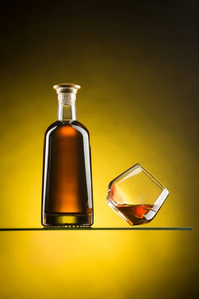 Whisky, coñac, brandy, bourbon, ron, whisky. Bebida alcohólica fuerte primer plano.. — Foto de Stock