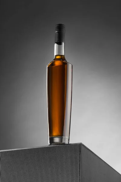 Whisky, coñac, brandy, bourbon, ron, whisky. Bebida alcohólica fuerte primer plano.. — Foto de Stock