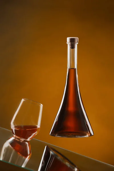 Whisky, coñac, brandy, bourbon, ron, whisky. Bebida alcohólica fuerte primer plano.. — Foto de Stock