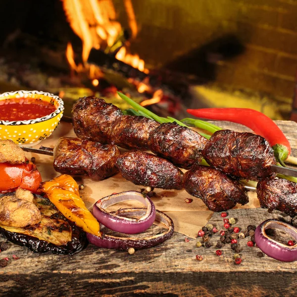 Shashlik ou shish kebab preparando-se em churrasqueira sobre carvão quente. Pedaços grelhados de carne de porco em espetos metálicos. Imagem quadrada — Fotografia de Stock