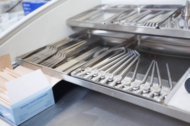 Çelik tepside kardiyotorasik ve damar cerrahisi araçları