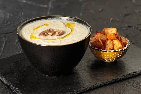 Krémleves és kenyérkruton. házi készítésű egészséges bio diéta friss leves. — Stock Fotó