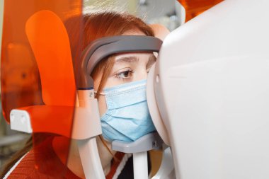 Göz muayenesi için gözlerini kapatan kadın.