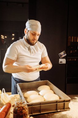 Kutuda pizza hamuru, maya artışı.