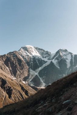 Kafkasların karla kaplı dağlarına yakın çekim. Dikey fotoğraf